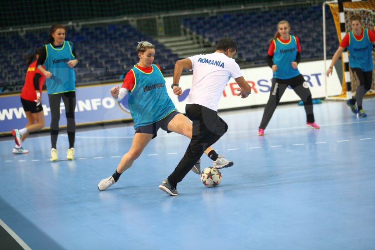 FOTO + VIDEO EXCLUSIV Fetele din naționala de handbal au încins o "miuță" la antrenamentul de astăzi » Ce fotbalist român juca la câțiva metri de ele