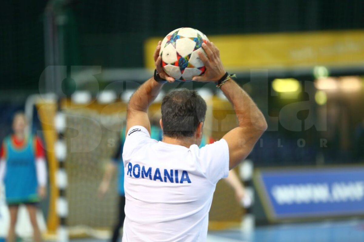 FOTO + VIDEO EXCLUSIV Fetele din naționala de handbal au încins o "miuță" la antrenamentul de astăzi » Ce fotbalist român juca la câțiva metri de ele