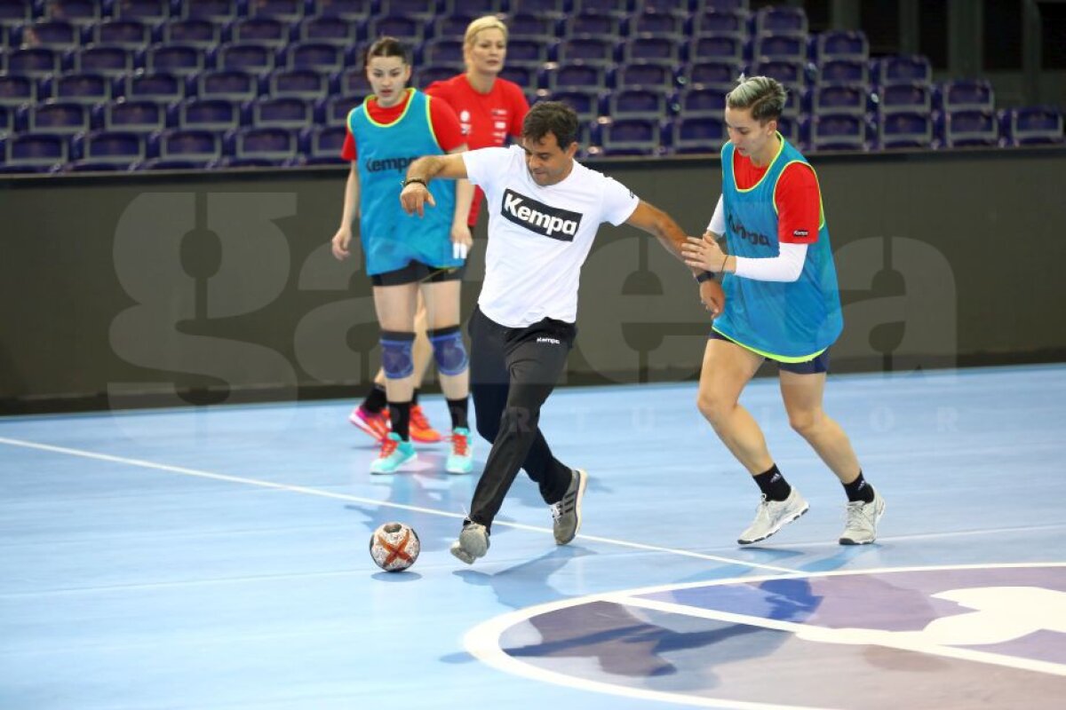 FOTO + VIDEO EXCLUSIV Fetele din naționala de handbal au încins o "miuță" la antrenamentul de astăzi » Ce fotbalist român juca la câțiva metri de ele