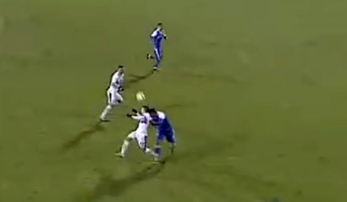 FOTO Emoții la meciul dintre Gaz Metan și CSU Craiova! Un jucător a fost transportat de urgență la spital