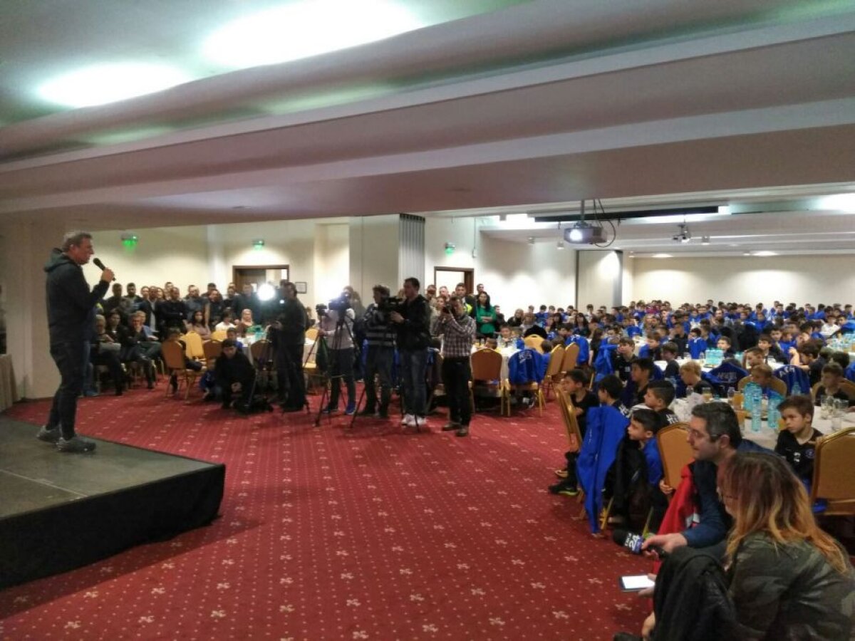 FOTO Academia Hagi şi-a ales premianţii! Peste 200 de copii s-au strâns duminică la serbarea de an