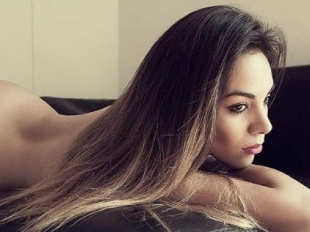 FOTO S-a ținut de cuvânt! O microbistă a făcut striptease pentru calificare: imagine HOT