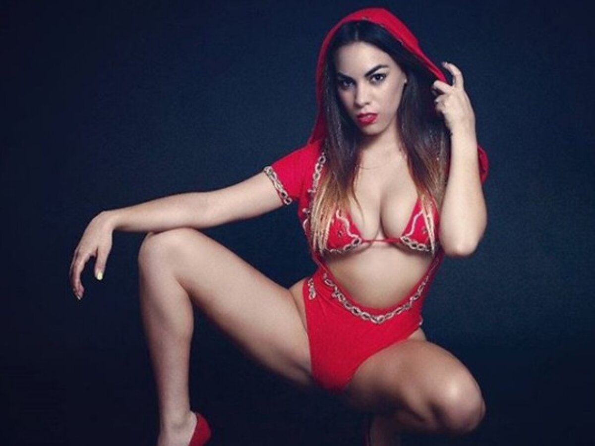 FOTO S-a ținut de cuvânt! O microbistă a făcut striptease pentru calificare: imagine HOT