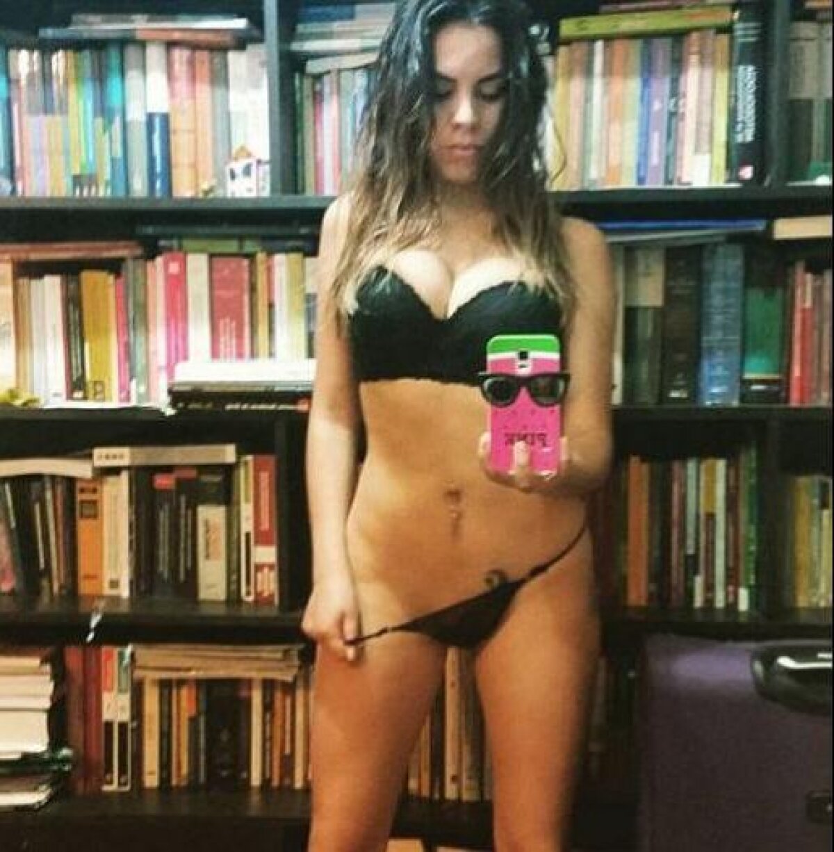 FOTO S-a ținut de cuvânt! O microbistă a făcut striptease pentru calificare: imagine HOT