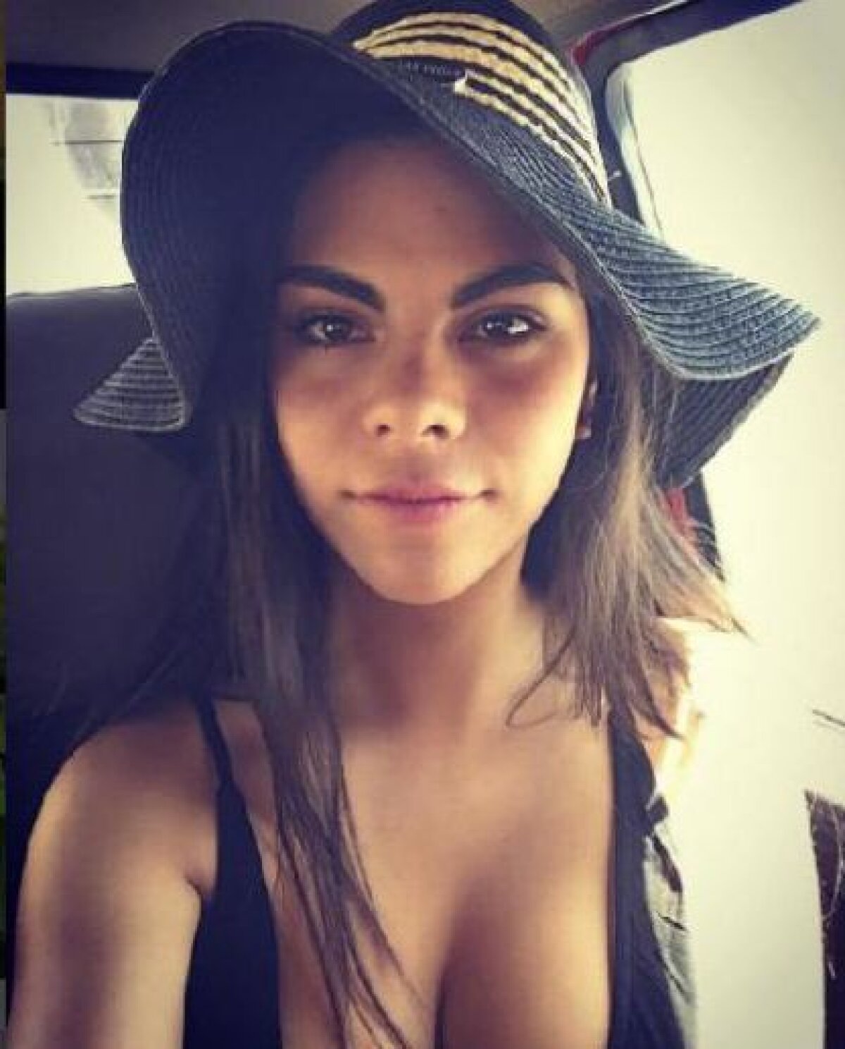 FOTO S-a ținut de cuvânt! O microbistă a făcut striptease pentru calificare: imagine HOT