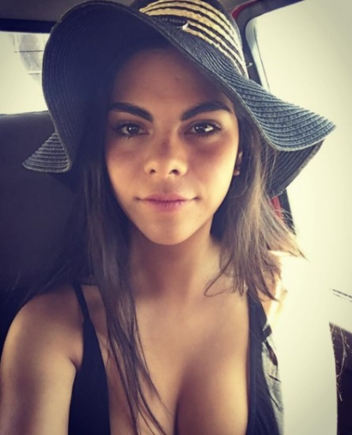 FOTO S-a ținut de cuvânt! O microbistă a făcut striptease pentru calificare: imagine HOT