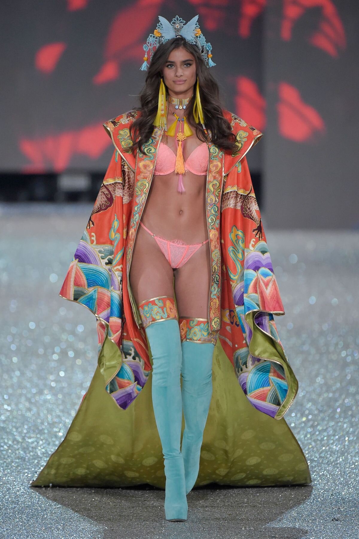 FOTO "Îngerașul" de la Victoria's Secret e pasionat de gimnastică: imagini sexy