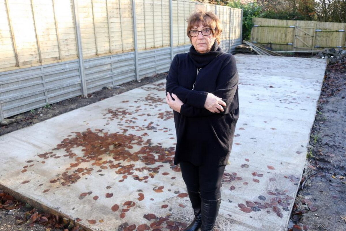 FOTO A rămas fără adăpost după ce hoţii i-au furat casa cu totul