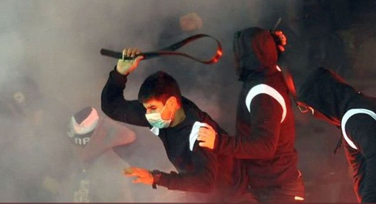 FOTO + VIDEO ŞOCANT Violenţe fără precedent la derby-ul Serbiei: ultraşii s-au bătut între ei şi au creat scene sângeroase!