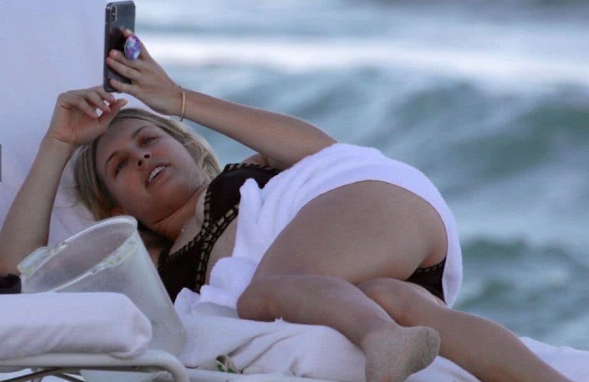 FOTO Bouchard și-a scos fanul la a treia întâlnire » Genie a fost fotografiată în bikini