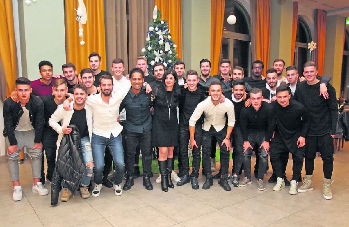 VIDEO+FOTO Imagini tari de la petrecerea Viitorului » Hagi s-a dezlănțuit și a luat microfonul. Ascultă piesa pe care a cântat-o cap-coadă: "Asta-i din talent" ;)