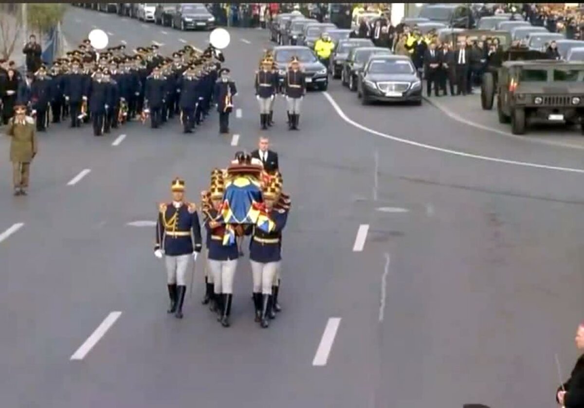 VIDEO S-au încheiat funeraliile Regelui Mihai » Mii de oameni au ieșit în stradă să-și ia rămas bun de la ultimul monarh al României! Vezi imagini cu toate momentele zilei