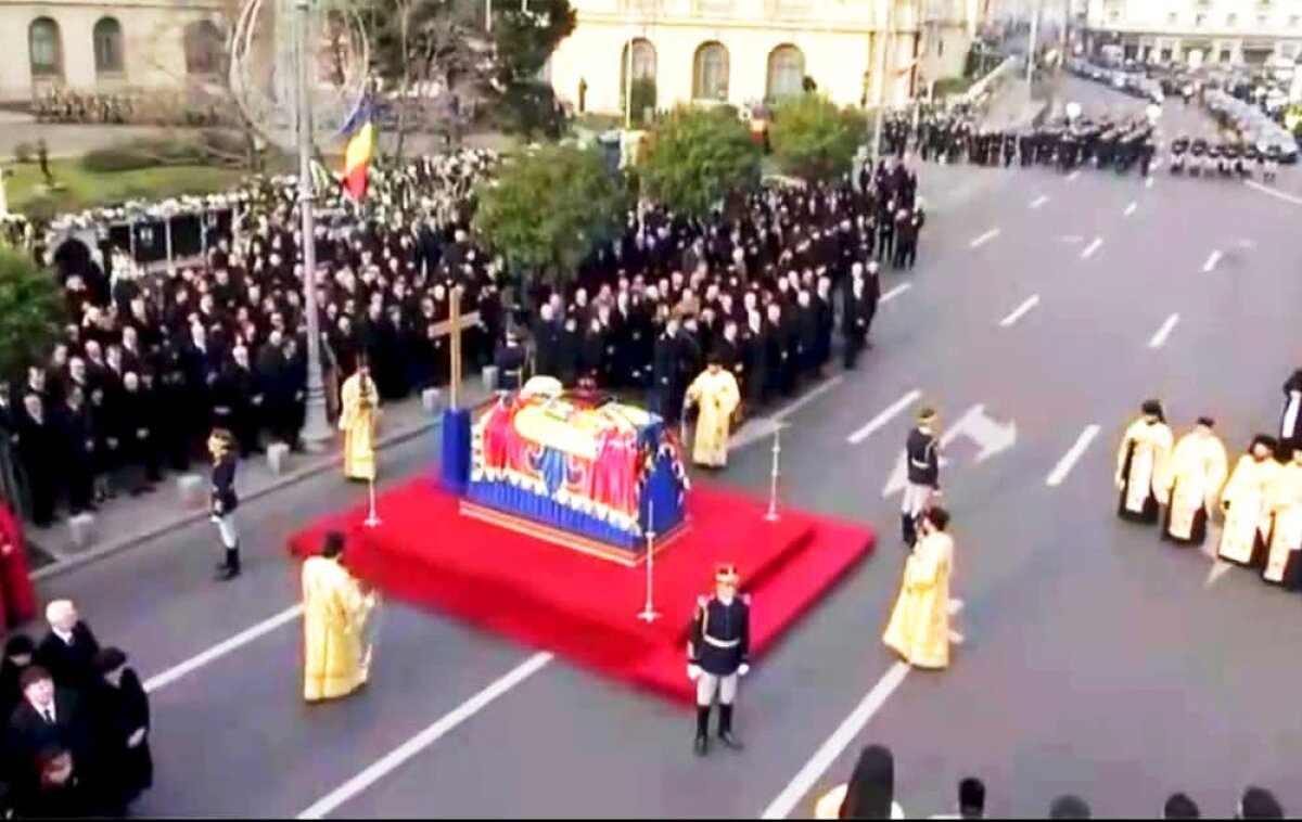 VIDEO S-au încheiat funeraliile Regelui Mihai » Mii de oameni au ieșit în stradă să-și ia rămas bun de la ultimul monarh al României! Vezi imagini cu toate momentele zilei