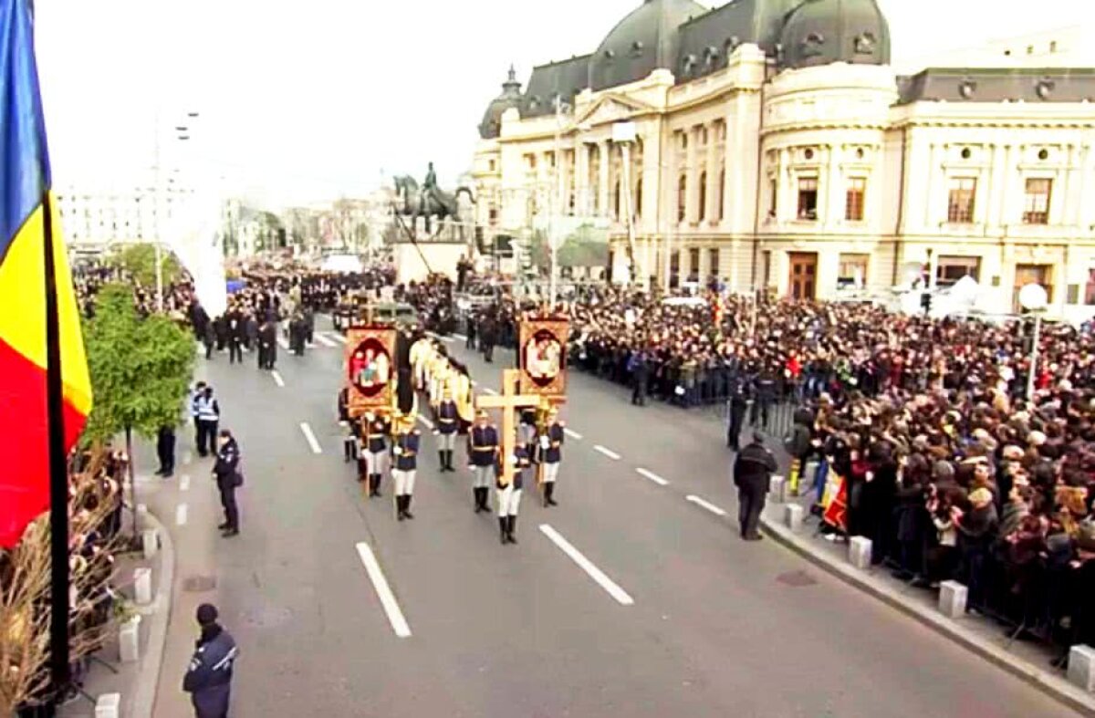VIDEO S-au încheiat funeraliile Regelui Mihai » Mii de oameni au ieșit în stradă să-și ia rămas bun de la ultimul monarh al României! Vezi imagini cu toate momentele zilei