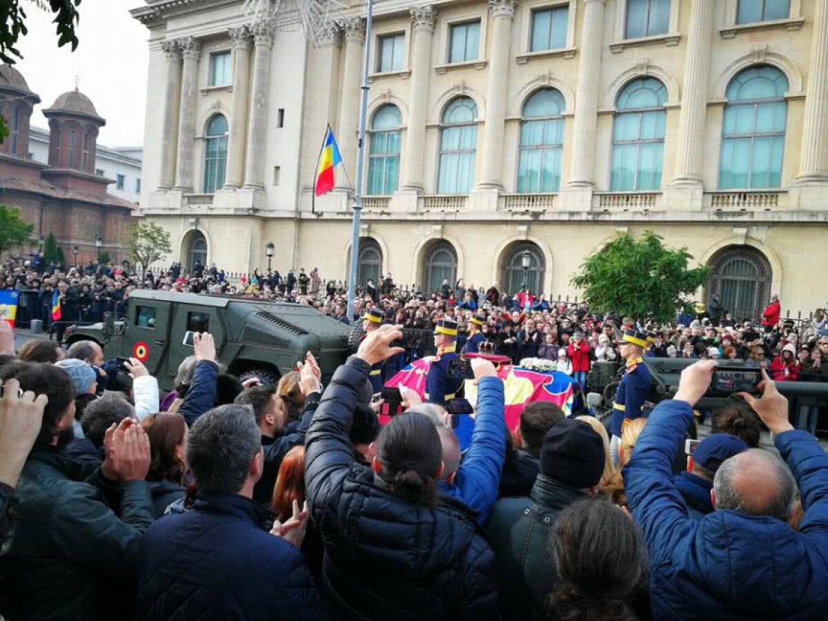 VIDEO S-au încheiat funeraliile Regelui Mihai » Mii de oameni au ieșit în stradă să-și ia rămas bun de la ultimul monarh al României! Vezi imagini cu toate momentele zilei