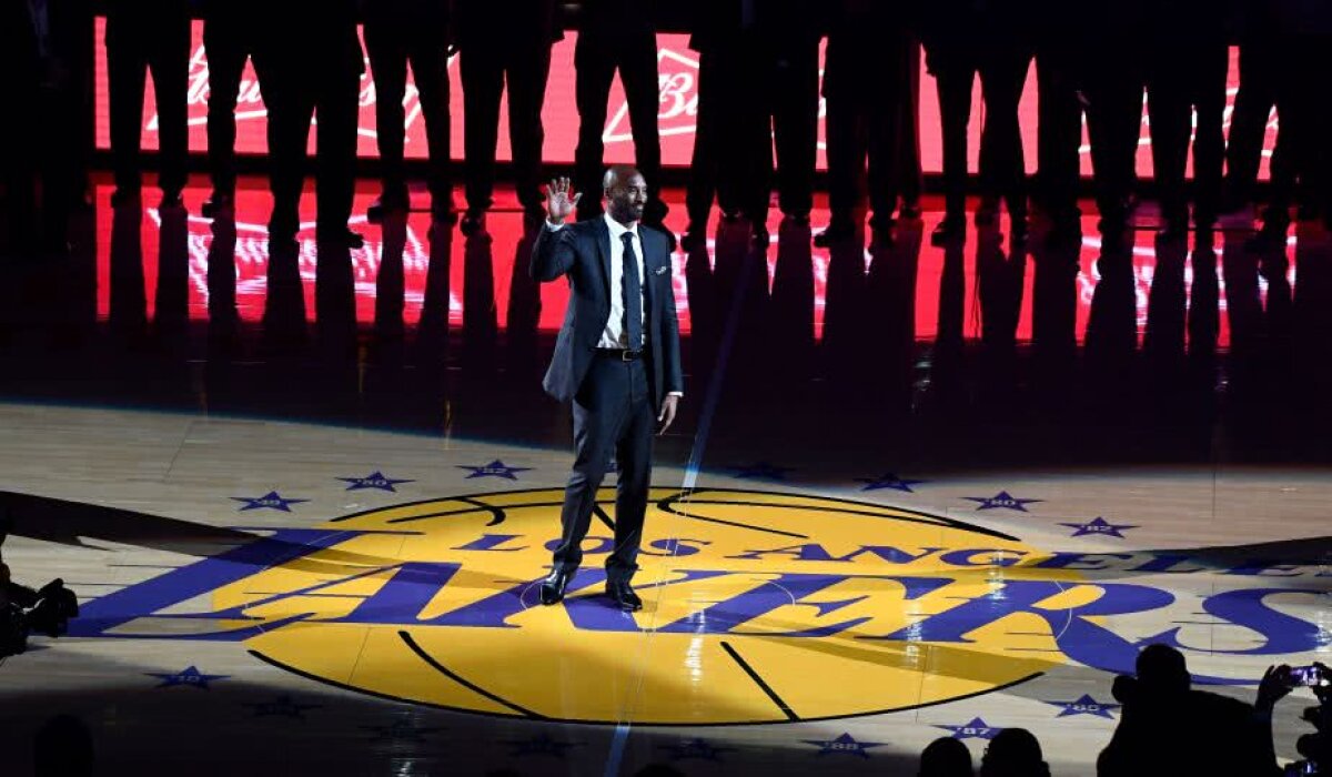 VIDEO+FOTO #Ko8e24 » Lakers nu s-a putut decide și a retras ambele tricouri purtate de Kobe Bryant: ”Nu e vorba despre mine, ci despre cei care îmi vor urma”