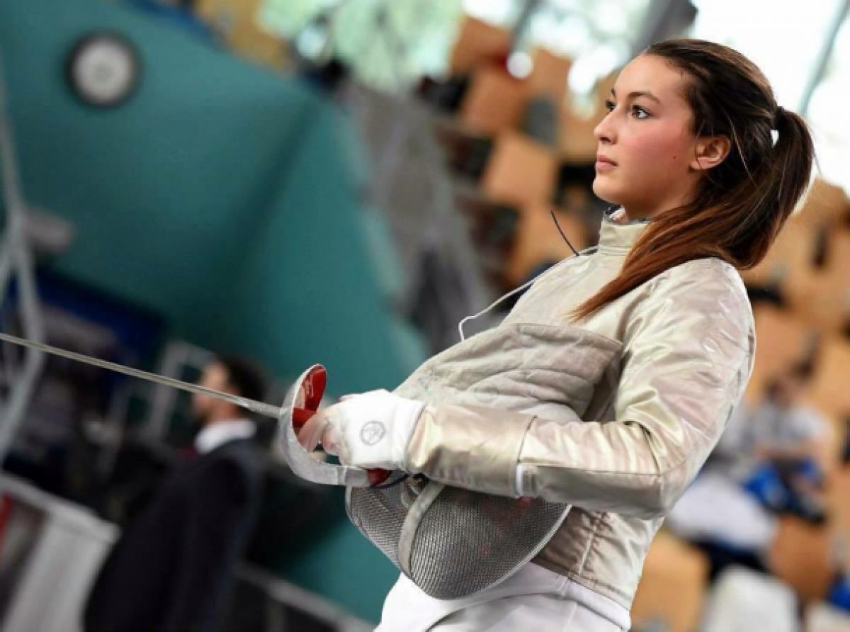 FOTO Bruneta care înțeapă » Are 21 de ani și e una dintre vedetele sabiei pe plan mondial