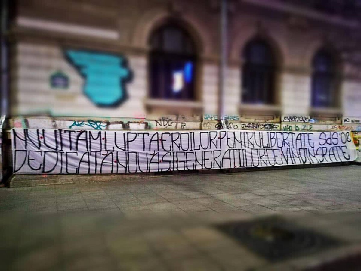 FOTO Mesaj afișat de Peluza Sud a Stelei în Piața Universității la 28 de ani de la Revoluție 
