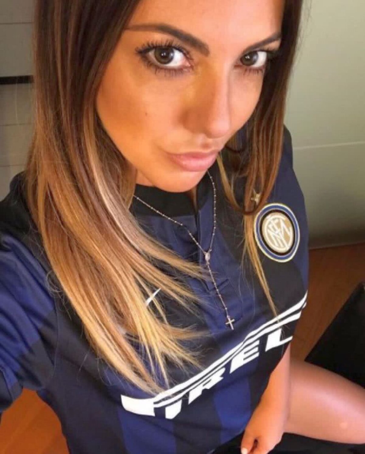 GALERIE FOTO E înnebunită după marcatori! O sexy-studentă din Italia se pozează provocator în tricourile fotbaliștilor preferați » Fanii sunt în extaz