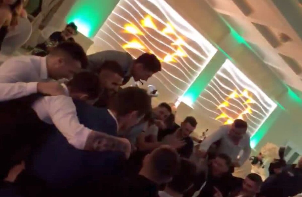 VIDEO+FOTO Noua bombă sexy de la FCSB: Coman a făcut ravagii cu iubita de 18 ani! + Steliști și dinamoviști, în genunchi în fața maneliștilor: "Ce dulceață e Coman / Îmi vine, Doamne, să zic / Lângă noi e și Filip" :D