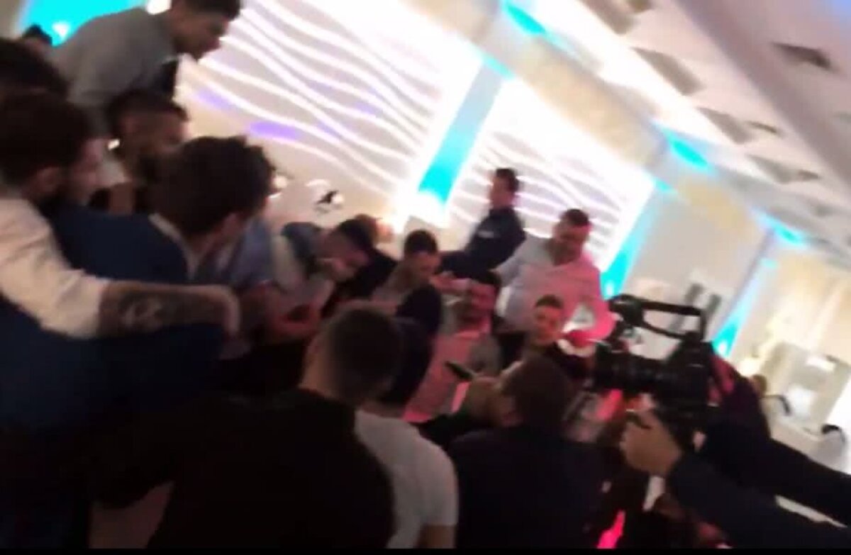 VIDEO+FOTO Noua bombă sexy de la FCSB: Coman a făcut ravagii cu iubita de 18 ani! + Steliști și dinamoviști, în genunchi în fața maneliștilor: "Ce dulceață e Coman / Îmi vine, Doamne, să zic / Lângă noi e și Filip" :D