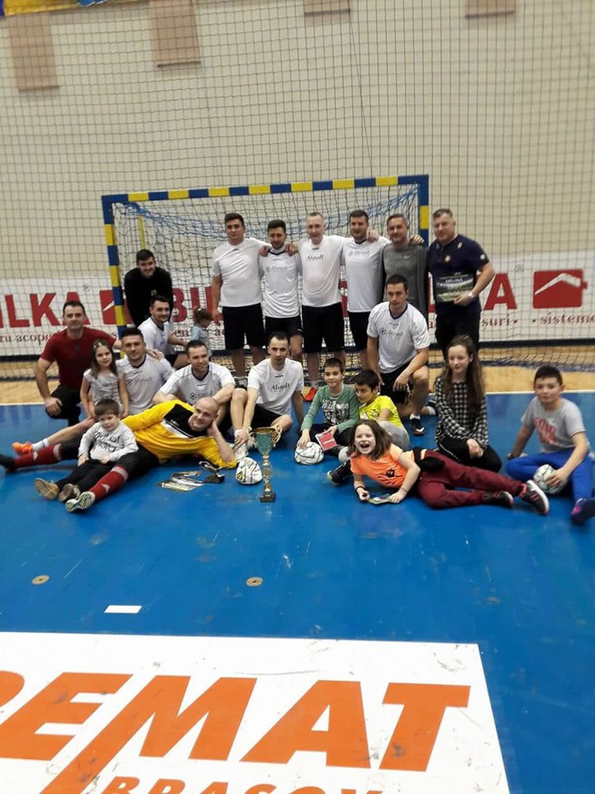 FOTO Foști și actuali fotbaliști s-au duelat într-o competiție! Echipa lui Tibi Ghioane și Romeo Surdu a câștigat a 13-a ediție a Turneului Vedetelor