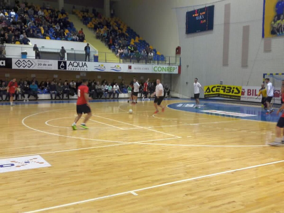 FOTO Foști și actuali fotbaliști s-au duelat într-o competiție! Echipa lui Tibi Ghioane și Romeo Surdu a câștigat a 13-a ediție a Turneului Vedetelor