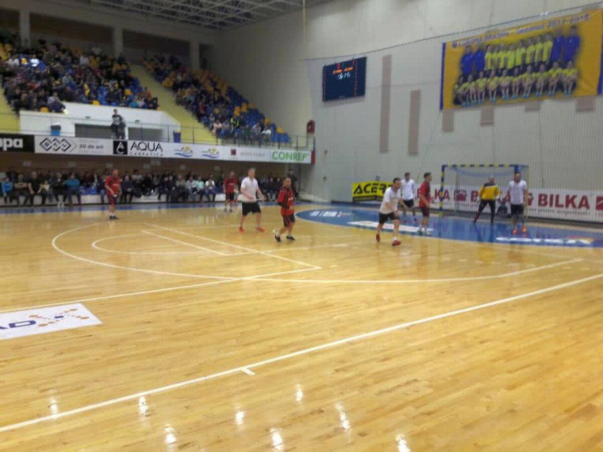 FOTO Foști și actuali fotbaliști s-au duelat într-o competiție! Echipa lui Tibi Ghioane și Romeo Surdu a câștigat a 13-a ediție a Turneului Vedetelor