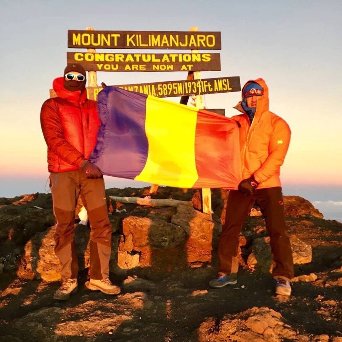 GALERIE FOTO Cu tricolorul în vârful Africii! Proiectul "7 Summits" şi prima echipă din România care şi-a propus să urce pe cele mai înalte vârfuri de pe fiecare continent al lumii