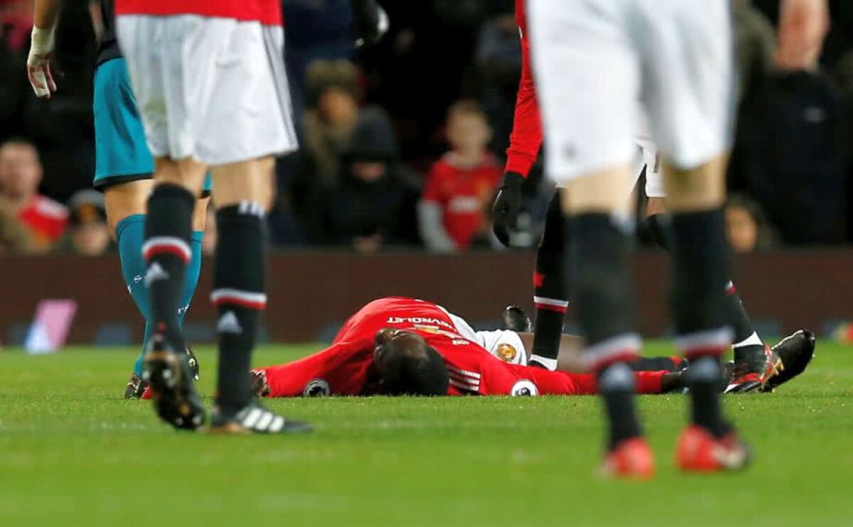 FOTO Momente de groază pe Old Trafford! Lukaku s-a accidentat grav și a ieșit pe targă, cu masca de oxigen pe față