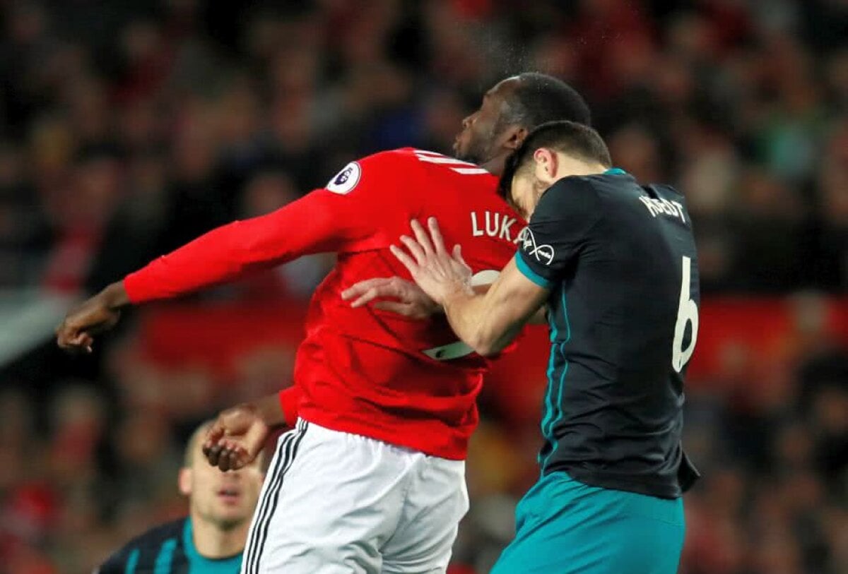 FOTO Momente de groază pe Old Trafford! Lukaku s-a accidentat grav și a ieșit pe targă, cu masca de oxigen pe față