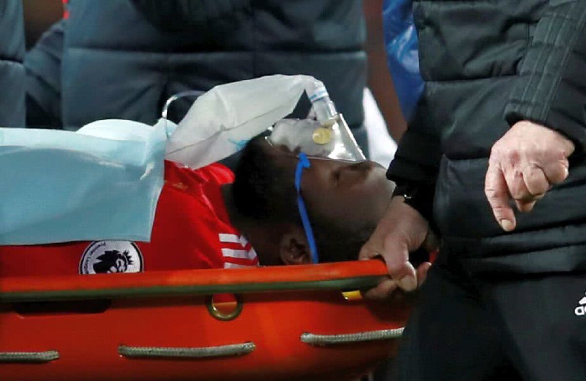 FOTO Momente de groază pe Old Trafford! Lukaku s-a accidentat grav și a ieșit pe targă, cu masca de oxigen pe față