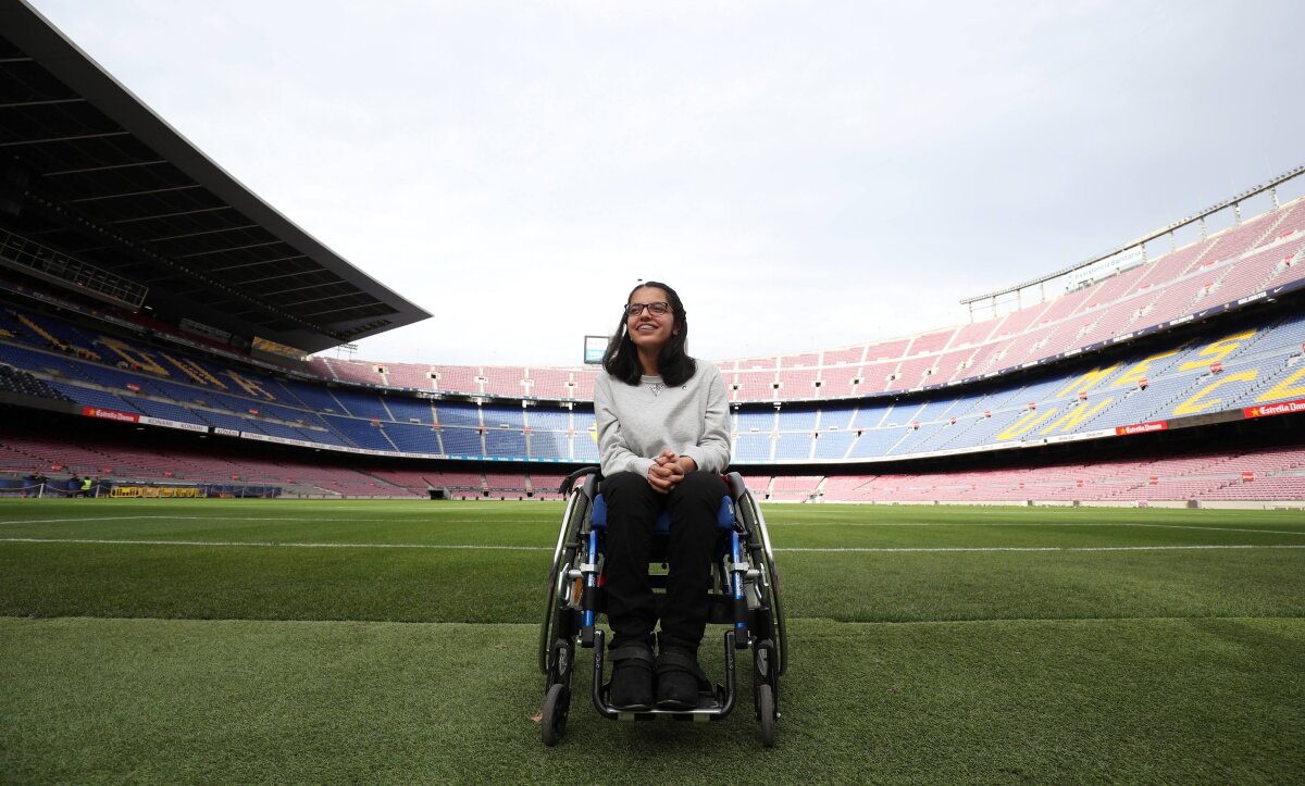 FOTO O refugiată siriană cu paralizie cerebrală și-a împlinit un vis: a ajuns la Barcelona și l-a întâlnit pe Messi