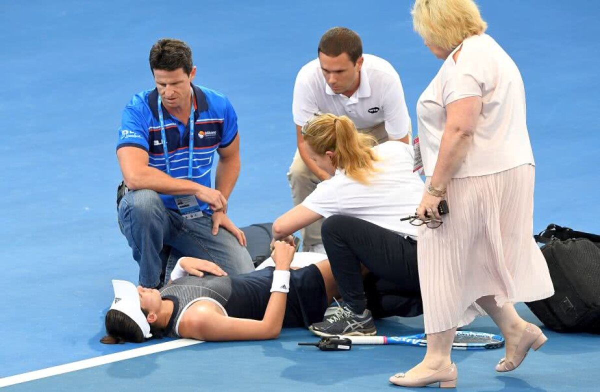 VIDEO+FOTO Imaginile durerii! Muguruza, întinsă pe jos și plângând » Cum explică abandonul de la Brisbane