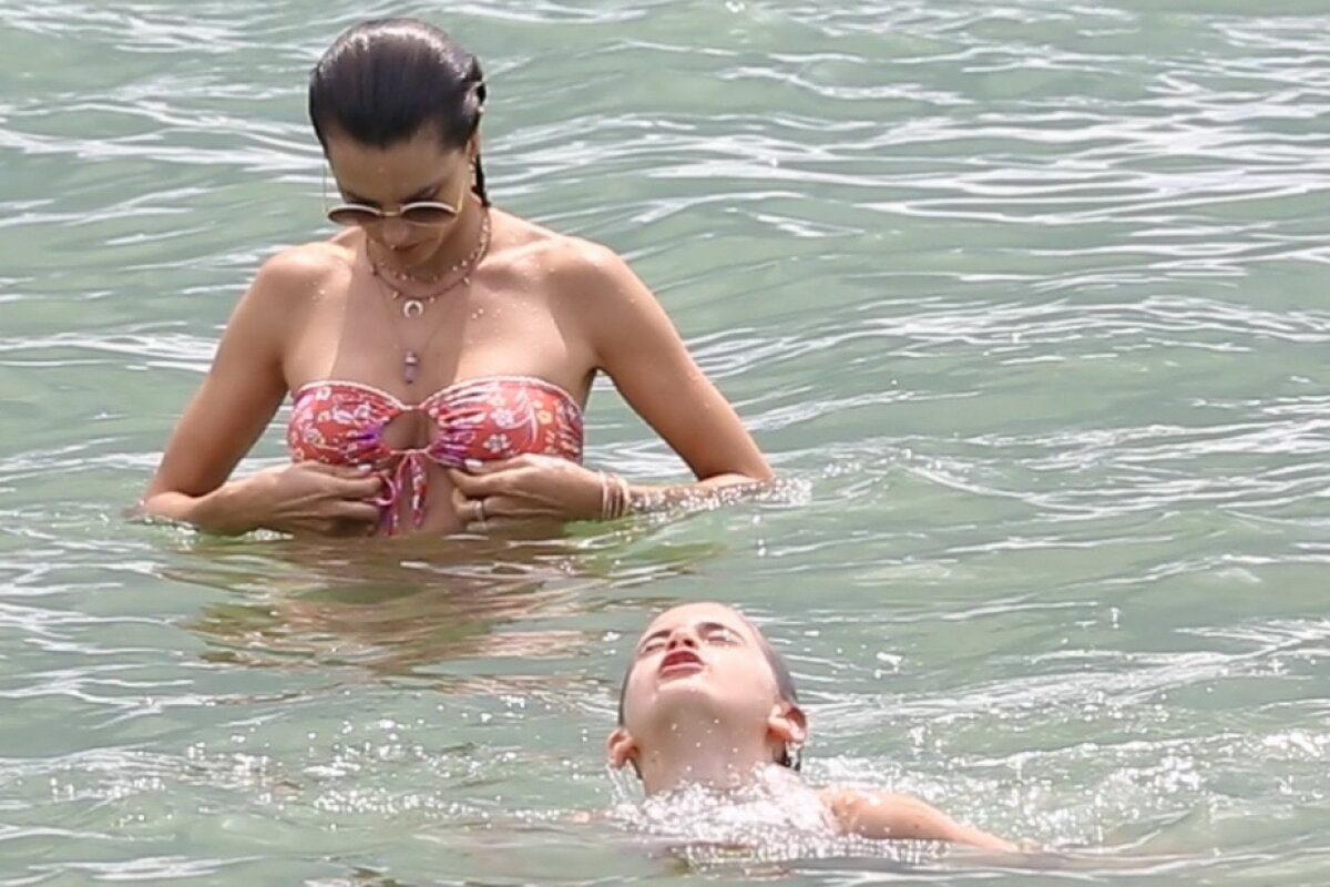 GALERIE FOTO Moment de tandreţe între mamă şi fiică pe plaja din Florianópolis