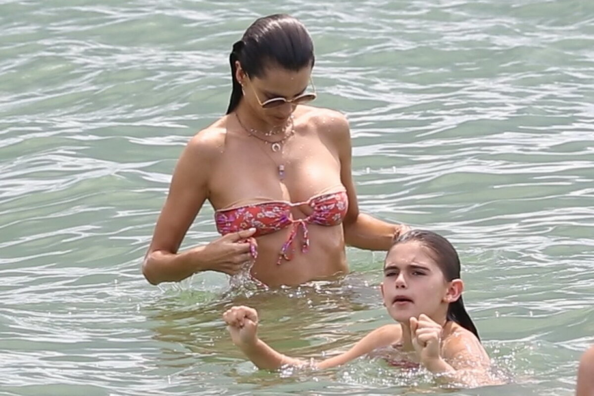 GALERIE FOTO Moment de tandreţe între mamă şi fiică pe plaja din Florianópolis