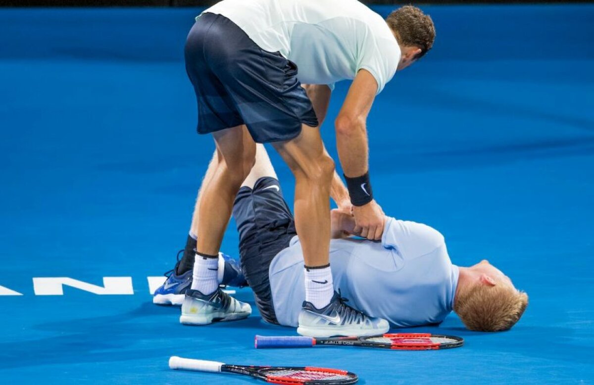 FOTO + VIDEO Moment superb în tenisul masculin » Adversarul s-a prăbușit pe teren, iar el a sprintat peste fileu ca să-l ajute 