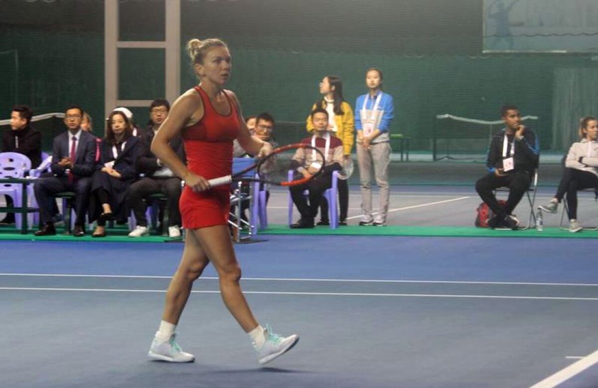 FOTO + VIDEO » Simona Halep, victorie spectaculoasă în finala de la Shenzen! A învins-o pe Siniakova după un meci jucat în sală, fără spectatori