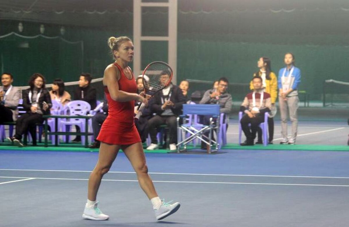 FOTO + VIDEO » Simona Halep, victorie spectaculoasă în finala de la Shenzen! A învins-o pe Siniakova după un meci jucat în sală, fără spectatori