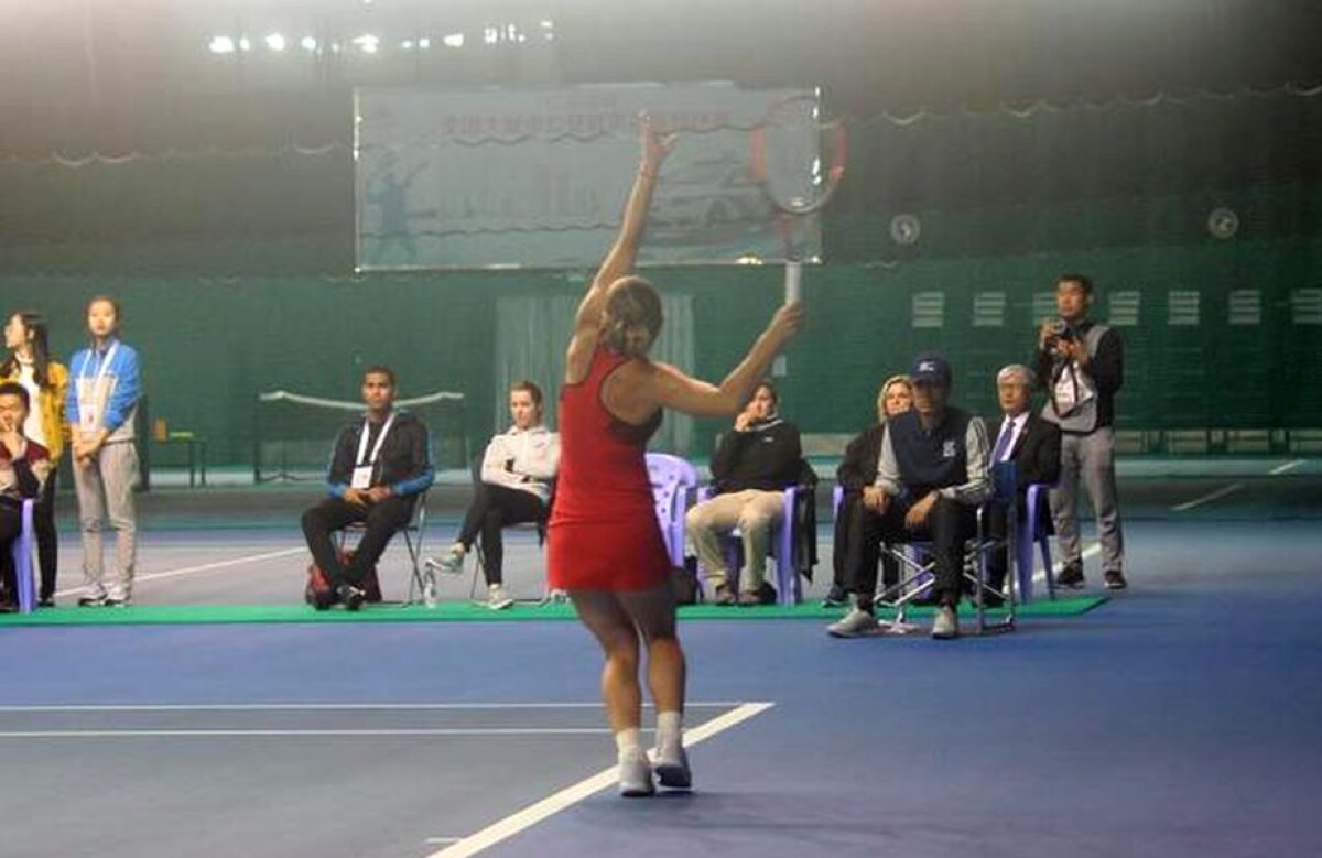 FOTO + VIDEO » Simona Halep, victorie spectaculoasă în finala de la Shenzen! A învins-o pe Siniakova după un meci jucat în sală, fără spectatori