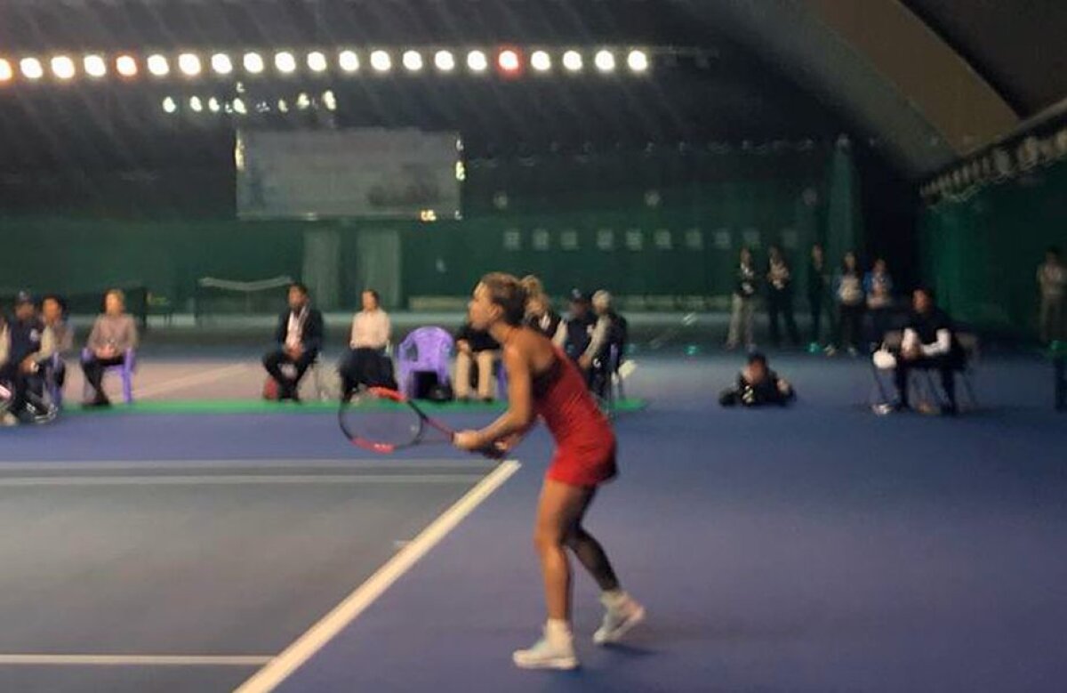 FOTO + VIDEO » Simona Halep, victorie spectaculoasă în finala de la Shenzen! A învins-o pe Siniakova după un meci jucat în sală, fără spectatori