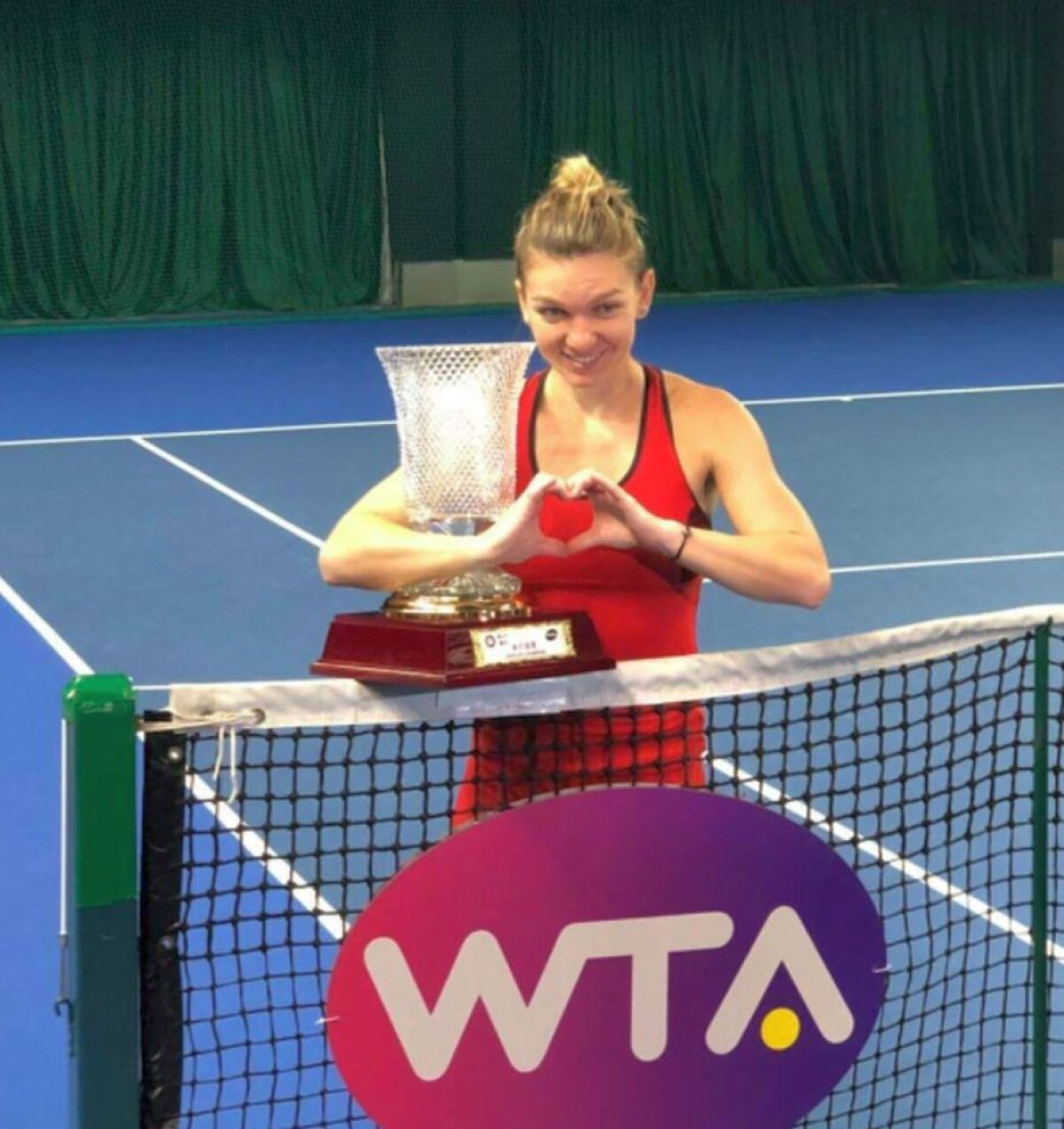 FOTO + VIDEO » Simona Halep, victorie spectaculoasă în finala de la Shenzen! A învins-o pe Siniakova după un meci jucat în sală, fără spectatori