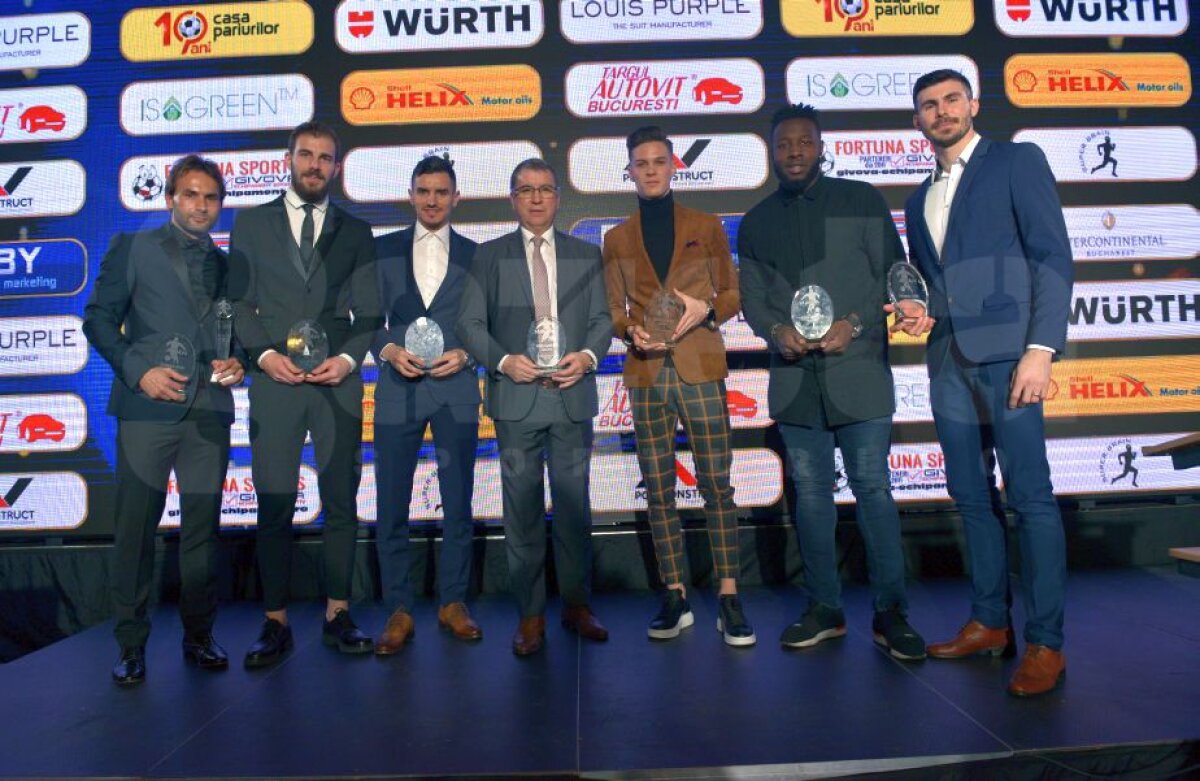 GALERIE FOTO 8 din 11! Jucătorii de la FCSB au "arestat" premiile de la Gala AFAN » Cum arată "11-le" ideal din 2017