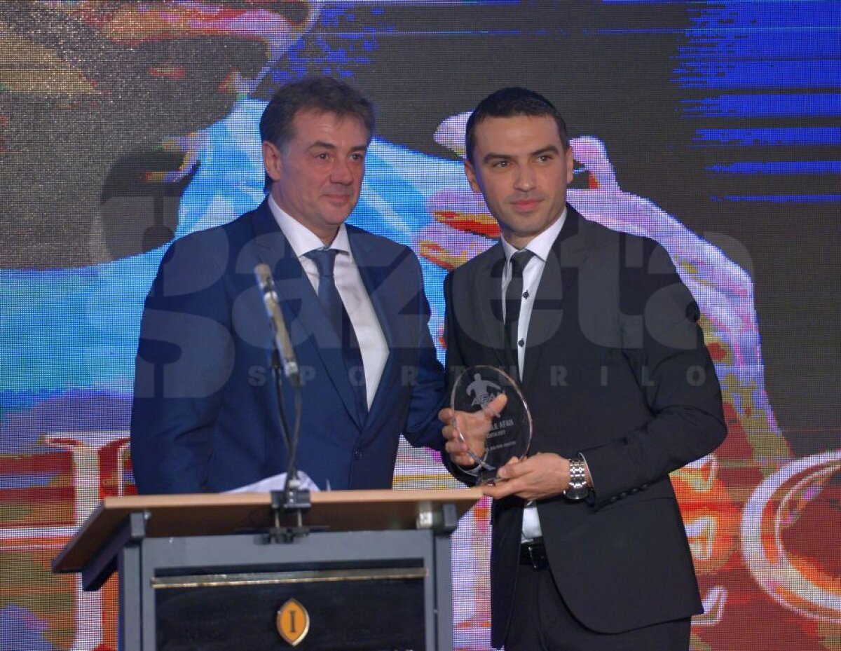 GALERIE FOTO 8 din 11! Jucătorii de la FCSB au "arestat" premiile de la Gala AFAN » Cum arată "11-le" ideal din 2017