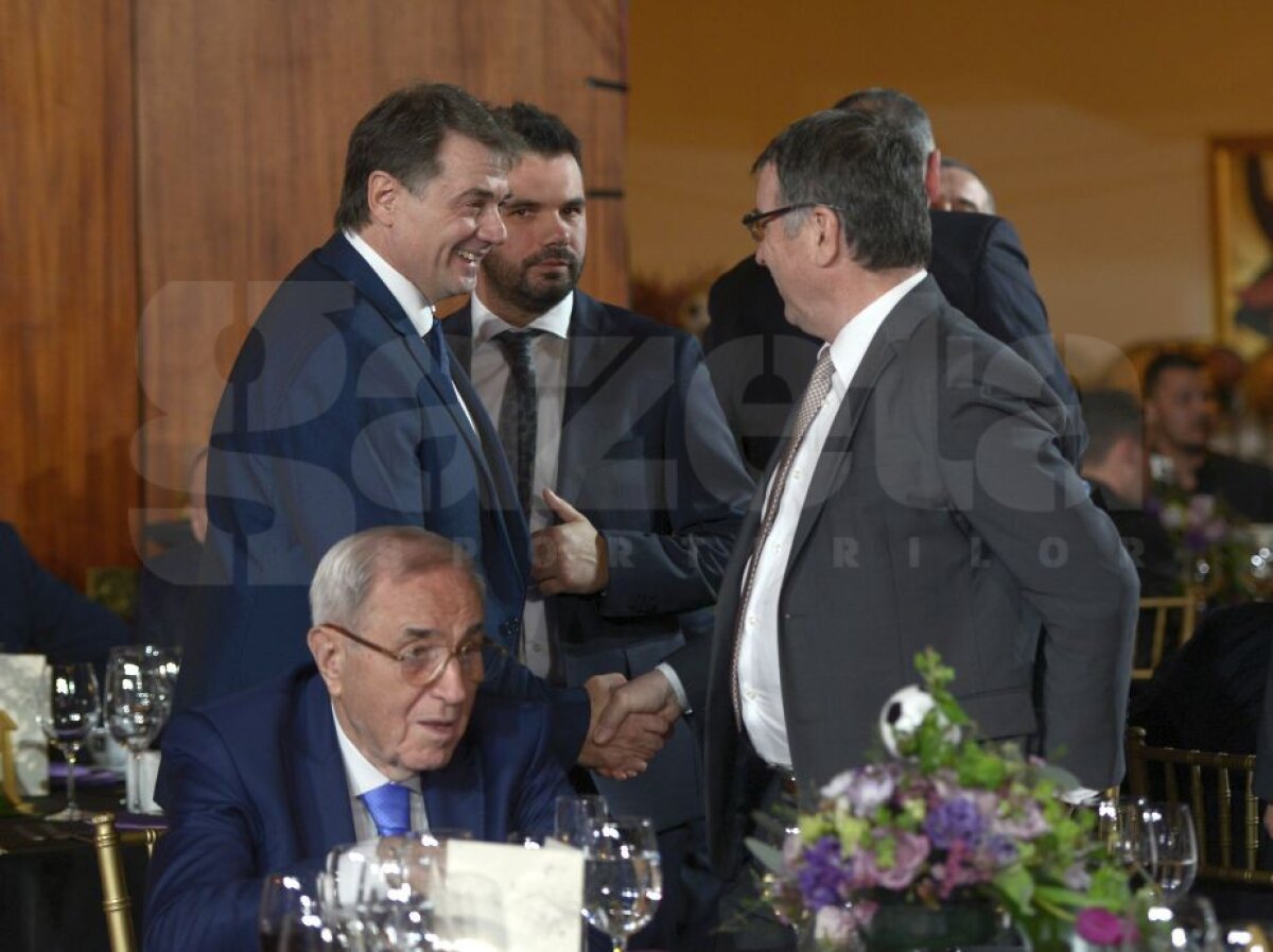 GALERIE FOTO 8 din 11! Jucătorii de la FCSB au "arestat" premiile de la Gala AFAN » Cum arată "11-le" ideal din 2017