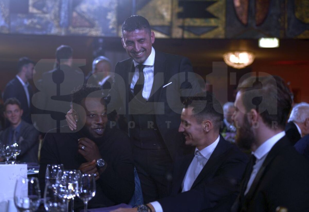 GALERIE FOTO 8 din 11! Jucătorii de la FCSB au "arestat" premiile de la Gala AFAN » Cum arată "11-le" ideal din 2017