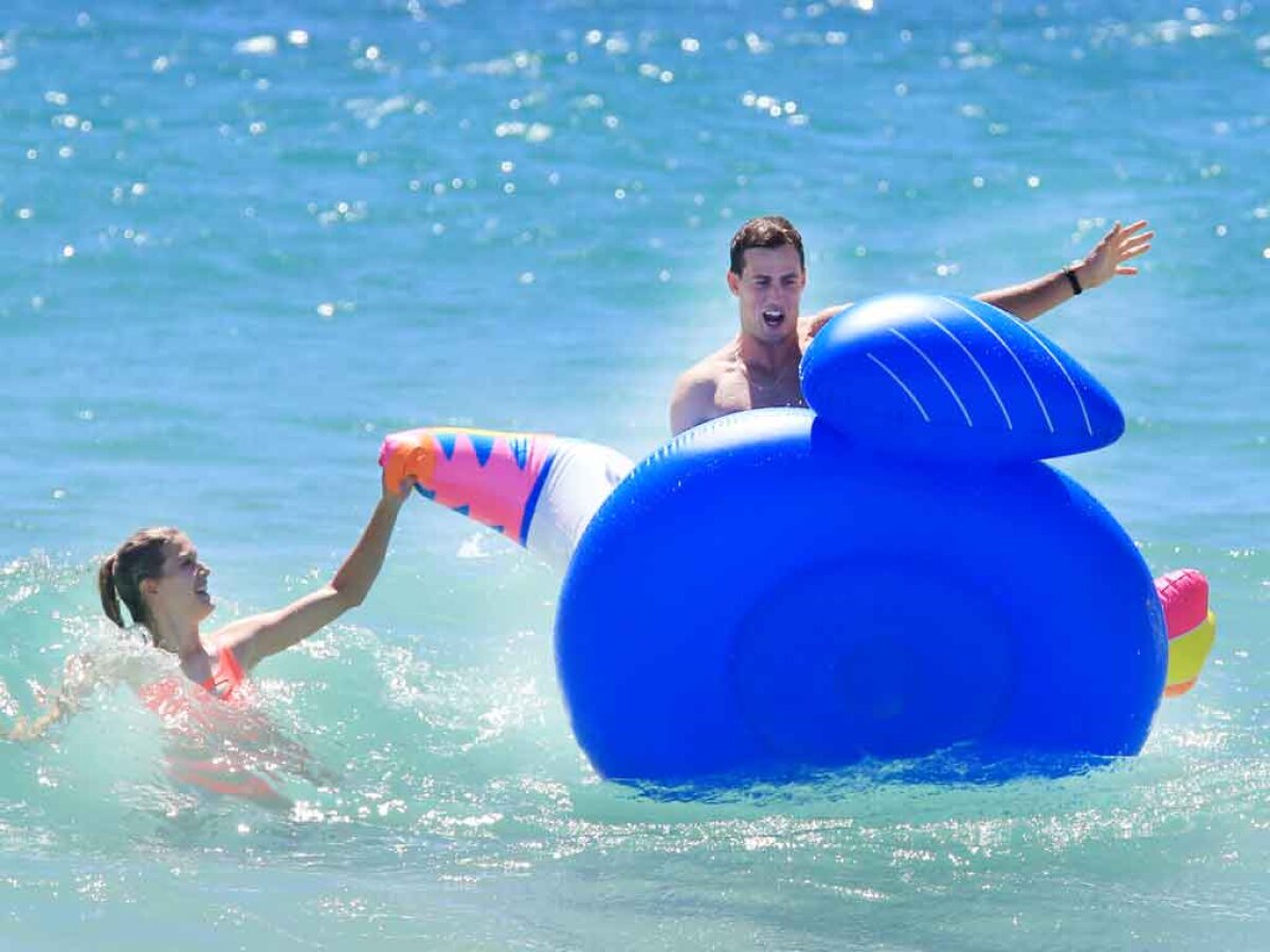 FOTO În picaj în clasamentul WTA, Bouchard punctează în continuare pe plajă: imagini sexy din Australia