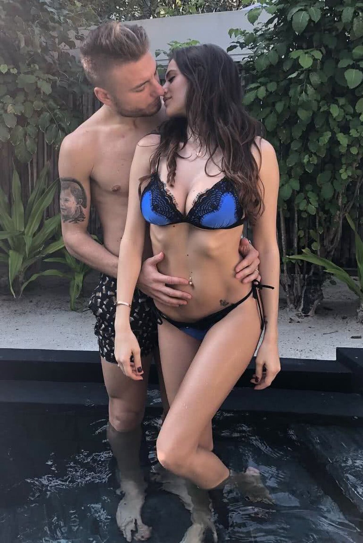 FOTO Poker celebrat în Maldive » Spaima FCSB-ului a plecat în vacanță: imagini HOT alături de soția lui