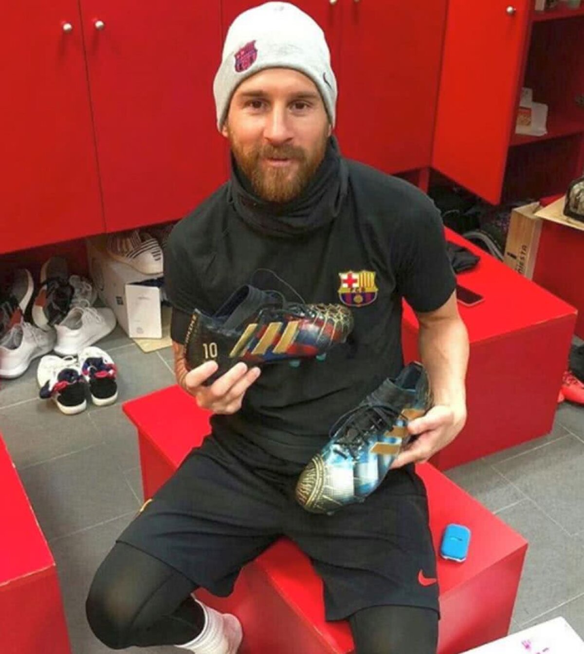 FOTO Cadou inedit primit de Leo Messi! O artistă i-a desenat o pereche de ghete speciale