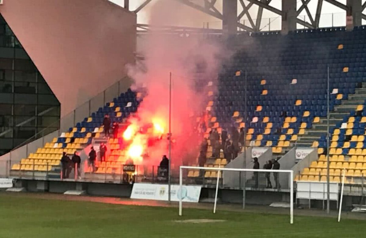 FOTO Petrolul Ploiești s-a reunit azi » Fanii au aprins torțe și au creat o atmosferă superbă